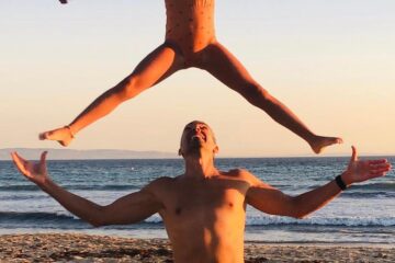 Familia disfrutando en la playa con autocaravana en Andalucía al atardecer